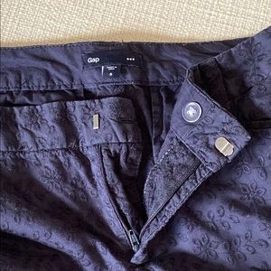 GAP navy blue eyelet Capris size 6